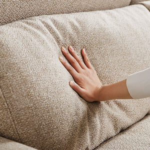 心地よく沈み込むフェザー入りクッションに全身をあずける、極上のリラックス感。 #オーカーブラウン（スーパーレザーテックス）