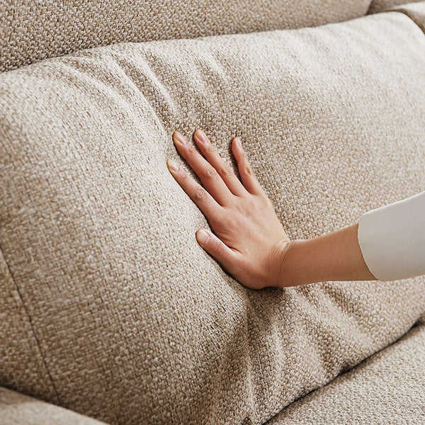 心地よく沈み込むフェザー入りクッションに全身をあずける、極上のリラックス感。 #オーカーブラウン（スーパーレザーテックス）