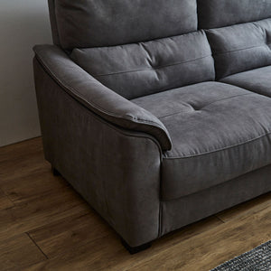 柔らかく丸みを帯びた肘は横になる際にも楽に頭を預けられ、ゆったりとリラックスできます。 #LT01 キャメル（レザーテックス アニリン）