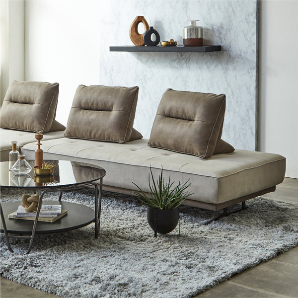 エレガントなフォルムと多様なライフスタイルにマッチするアイランドソファ「アベンタ」。 #PLT101 ブルースター（プライムレザーテックス）