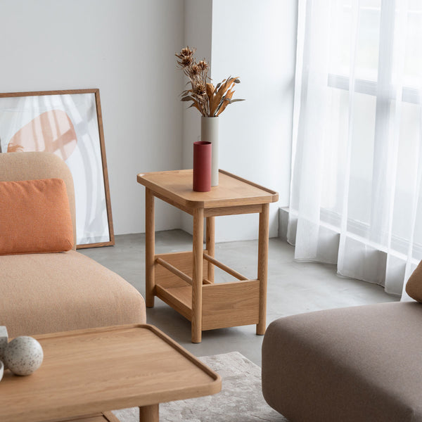 木の温かみが感じられる、シンプルでやさしい佇まいのサイドテーブル。 無駄をそぎ落としたフォルムの中に、暮らしに自然と馴染む存在感があります。 #オーク