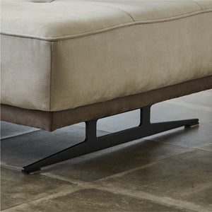 シャープでスタイリッシュなスチール製ブラック塗装の脚は、よりアーバンモダンな雰囲気に。 #PLT102 インディーブルー（プライムレザーテックス）