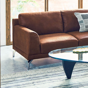 細くスタイリッシュなフレームと丸みを帯びた肘、少し高めのシルバー脚など細部にもこだわっています。 #LT01 キャメル（レザーテックス アニリン）