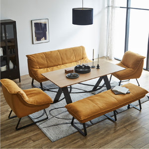 肘のないシンプルなデザインが特徴のソファ。背もたれから座面までの緩やかなカーブで快適な座り心地を実現します。 #LT01 キャメル（レザーテックス アニリン）