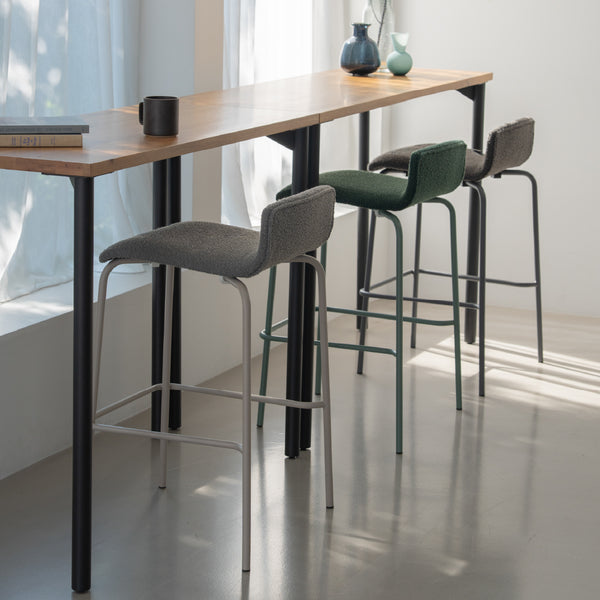 天板には無垢材を使用しています。さまざまなインテリアに馴染むシンプルでモダンなデザインです。 #オーク #幅120cm×奥行50cm #LEG08（ブラック）