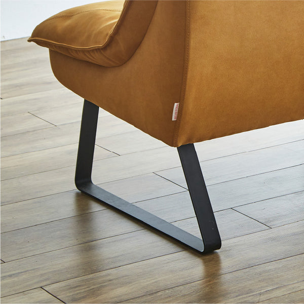金属板を台形状に折り曲げて形成された脚部はシンプルで洗練されたデザインです。 #LT01 キャメル（レザーテックス アニリン）