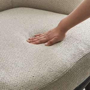 背面と座面には高密度ウレタンフォームを使用。しなやかでやさしく包み込まれるような座り心地を実現。 #Y81/ET82