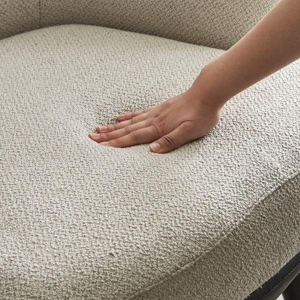 背面と座面には高密度ウレタンフォームを使用。しなやかでやさしく包み込まれるような座り心地を実現。 #Y81/ET82