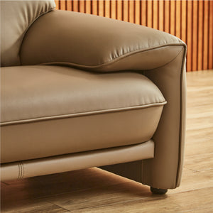 肘置きはワイドで余裕のあるサイズ感で、程良い弾力のある設計に。 #FLT02 シャドーグレージュ（ファインレザーテックス）