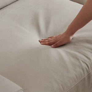 座面は高密度ウレタンフォームとフェザーを使用し、優しく包み込まれる贅沢な座り心地に仕上げました。 #SILT22 フロスホワイト（シルキーレザーテックス）