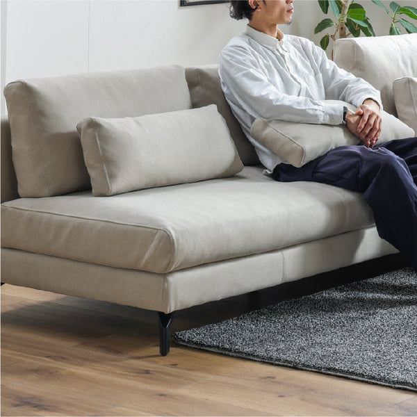 背もたれにはフェザー、座面には高密度ウレタンフォームを使用し、包み込まれるような座り心地を実現しました。 #PLT111 プラチナグレー #プライム レザーテックス