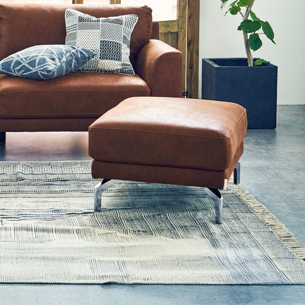 座面は、ロンバルディアソファに合わせて厚みをもたせています。 #LT01 キャメル（レザーテックス アニリン）