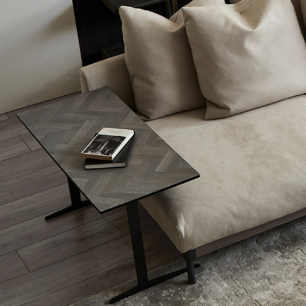 革のような高級感と、季節を問わない快適さを両立しており、夏も冬も心地よさを感じる素材です。 #PLT111 プラチナグレー（プライムレザーテックス）