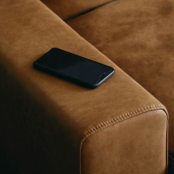 スマホやリモコンなど、ちょっとした小物も置けるので便利です。 #オーカーブラウン（スーパーレザーテックス）