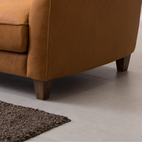 脚はやさしい色合いのナチュラルな天然木を採用。あたたかみを感じる空間を演出します。 #LT01 キャメル（レザーテックス アニリン）