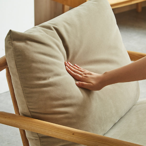 座面はわずかに後傾して設計しており、自然と重心が後ろに預けられるような安定感のある座り心地に。読書やお茶のひとときなど、リラックスして過ごす時間にぴったりです。 #Y81 ルーケホワイト（ファブリックAランク）