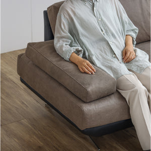 腕を自然に預けられることで、より快適でリラックスした座り心地をお楽しみいただけます。 #PLT112 ヨーロピアングレー（プライムレザーテックス）