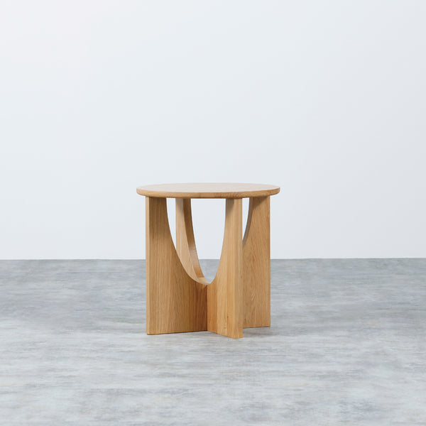 サイズ違いでのコーディネートも楽しめ、並べて使うことで多様なアレンジが可能です。 #オーク #85