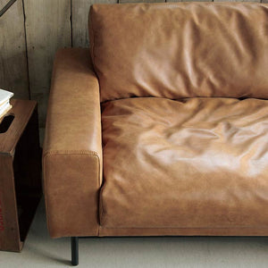 柔らかいフェザーをたっぷり使用し、くたっと沈み込むこだわりの座り心地。 #オーカーブラウン（スーパーレザーテックス）