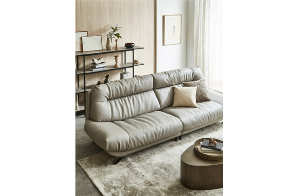 写真は3人掛けワイドL/SILT23 ペールグレー（シルキーレザーテックス）です。 #SILT22 フロスホワイト（シルキーレザーテックス）