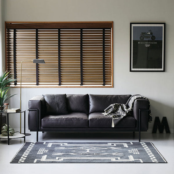 肘にもたれかかるデザインで、好きな体勢でくつろぐことができます。 #アッシュブラック（スーパーレザーテックス）