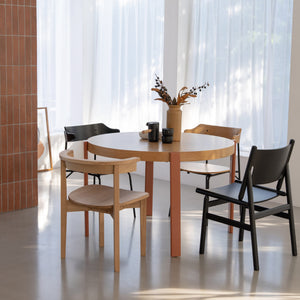 プライウッドで構成された厚みのある天板と、 外側についたシンプルな脚が特徴の円形のダイニングテーブル。 #オーク