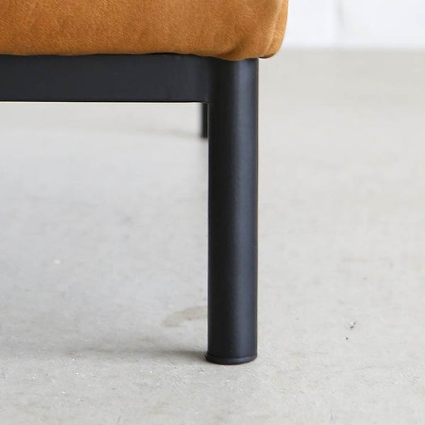 すっきりとした印象のブラックスチール脚。 #オーカーブラウン（スーパーレザーテックス）