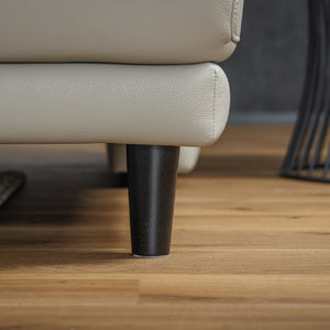 木製のブラック脚がやわらかな印象をあたえつつ、ソファ全体のデザインをひきしめてくれます。 #FLT05 シフォンベージュ（ファインレザーテックス） #左カウチ