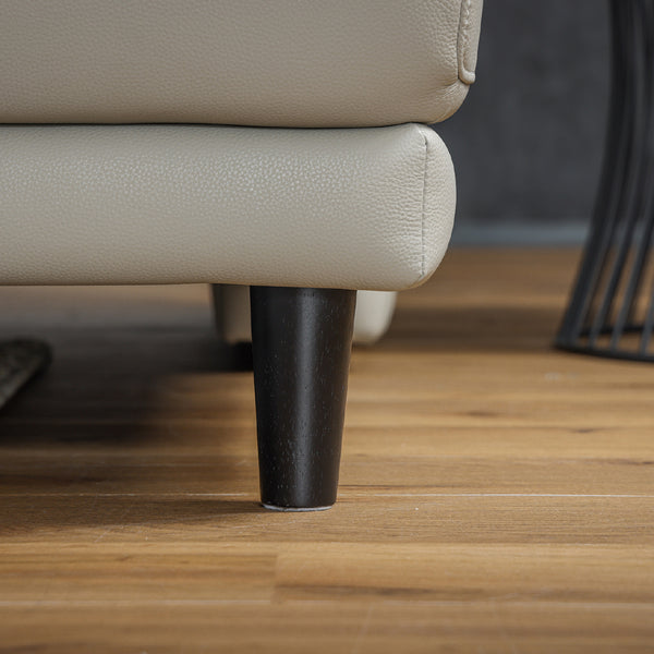 木製のブラック脚がやわらかな印象をあたえつつ、ソファ全体のデザインをひきしめてくれます。 #FLT05 シフォンベージュ（ファインレザーテックス） #左カウチ