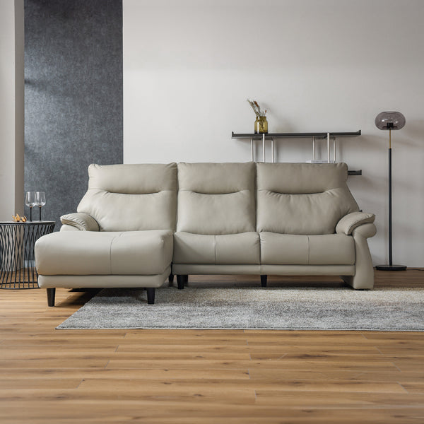 座り心地を追求した上質なリラックス感と、伝統的で重厚感のあるドイツデザインを両立したソファ。 #FLT05 シフォンベージュ（ファインレザーテックス） #左カウチ