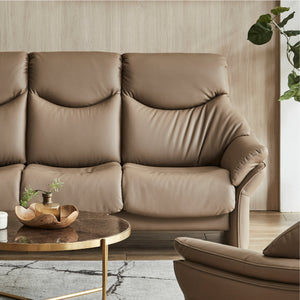 しっかりと身体を支えるハイバックデザインは、首・頭部をあずけてゆったりとくつろげます。 #FLT08フレイムレッド