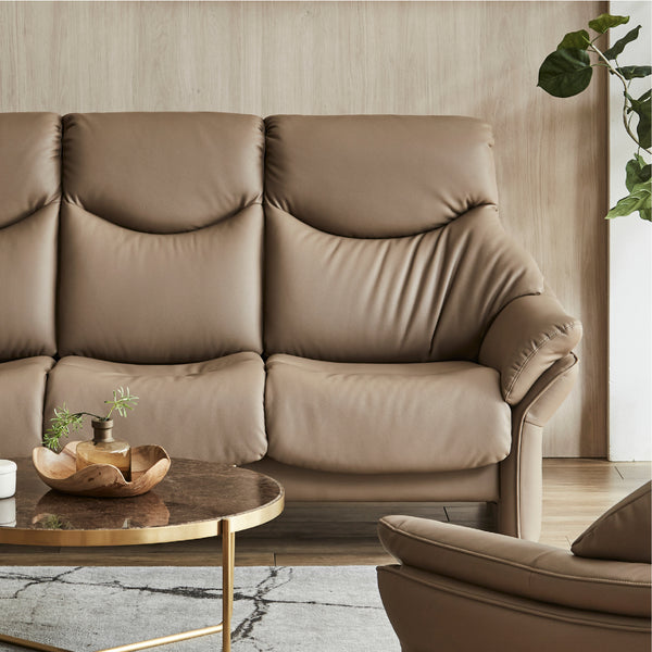 しっかりと身体を支えるハイバックデザインは、首・頭部をあずけてゆったりとくつろげます。 #FLT08フレイムレッド