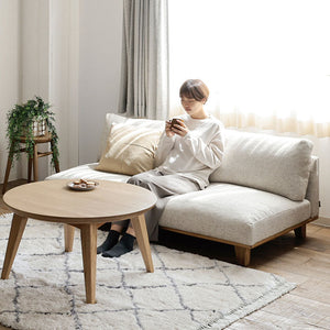 奥行きが広めなのであぐらをかいたり、ゆっくりくつろぐことができるサイズ感。 #シュガーベージュ