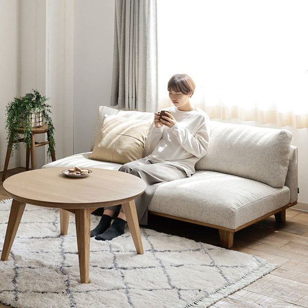 奥行きが広めなのであぐらをかいたり、ゆっくりくつろぐことができるサイズ感。 #シュガーベージュ