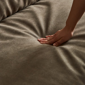 座面には、フェザーと高密度ウレタンを使用し、長時間座っても負担少なく快適にくつろげます。 #SILT23 ぺールグレー #シルキーレザーテックス