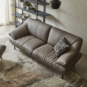 落ち着きのあるレザーの風合いとふっくらとしたクッションが、日常に上質なひとときを演出します。 #SILT24 スレートグレー（シルキーレザーテックス）