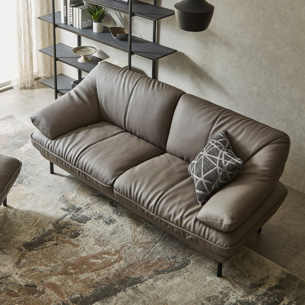 落ち着きのあるレザーの風合いとふっくらとしたクッションが、日常に上質なひとときを演出します。 #SILT24 スレートグレー（シルキーレザーテックス）