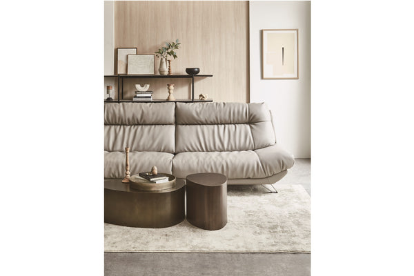 写真は3人掛けワイドL/SILT23 ペールグレー（シルキーレザーテックス）です。 #SILT22 フロスホワイト（シルキーレザーテックス）