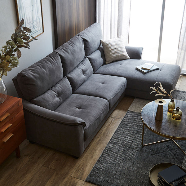 カウチタイプの設計なので、脚を伸ばしてリラックスした姿勢でくつろげます。 #LT01 キャメル（レザーテックス アニリン）