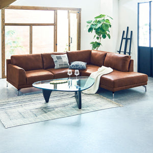 シルバー脚が印象的な、重厚感のあるヨーロピアンモダンなデザインの大型のソファです。 #LT01 キャメル（レザーテックス アニリン）