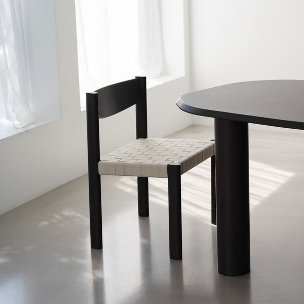 コットンベルトを編み込んだ座面は、軽快で圧迫感がなく、すっきりした印象を与えます。 #フォグブラウン