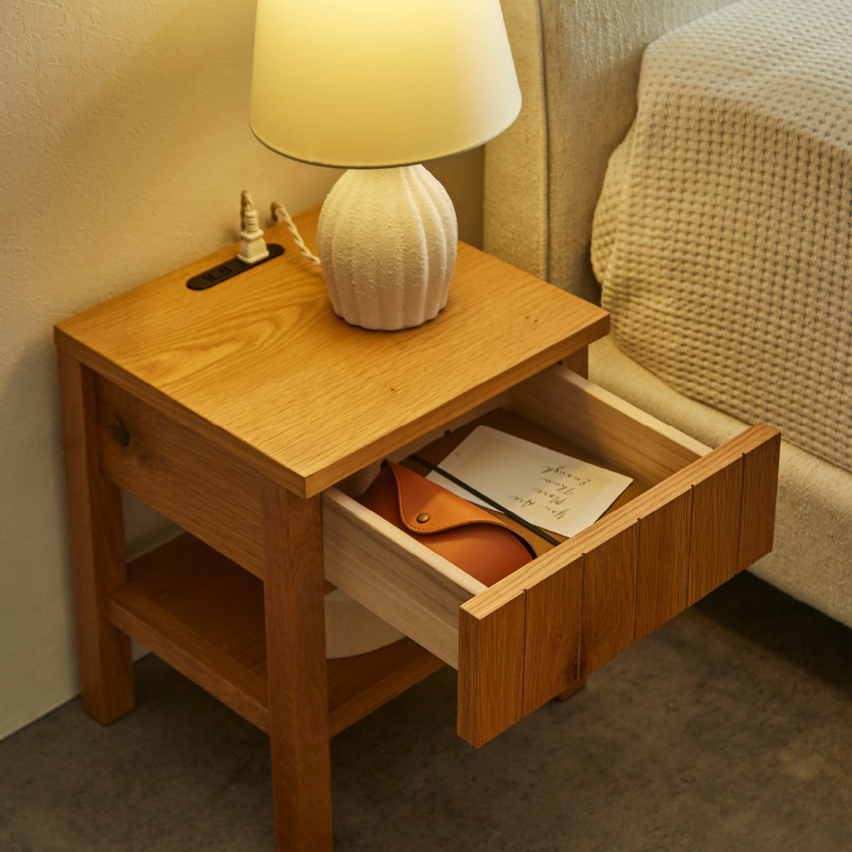 ノアナ ナイトテーブル