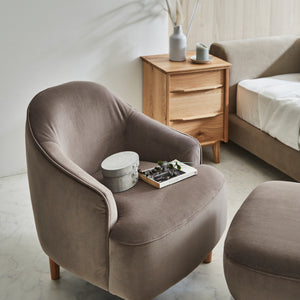 張地にはリネンが織り込まれた生地を採用し、優雅な光沢感と肌になじむ素材感を感じていただけます。 #フロストグレー