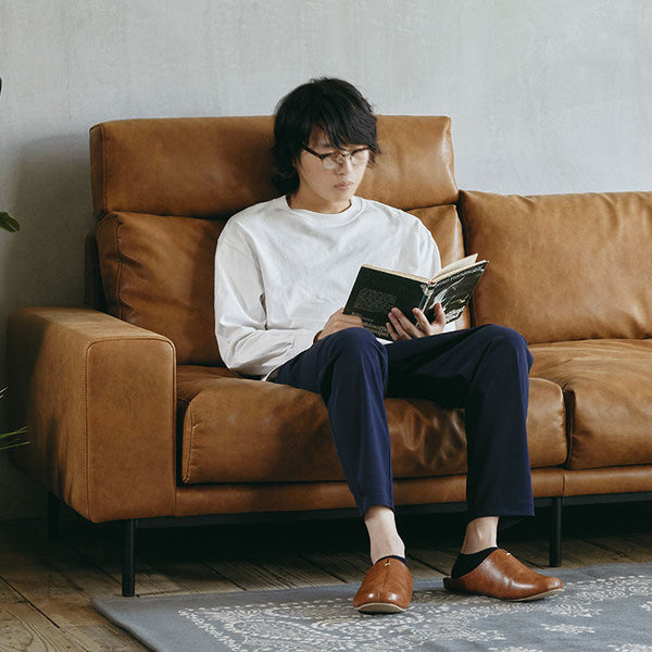 男性にとっては奥行があるので、くったりくつろげるサイズ感になっています。 #オーカーブラウン（スーパーレザーテックス）