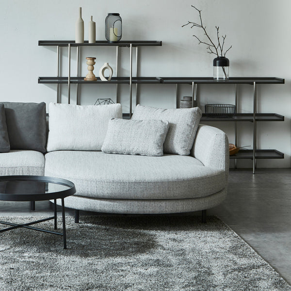 大きくラウンドしたシェーズロングで、贅沢なくつろぎを叶えるソファ。 #右肘