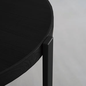 ブラックの脚は空間を引き締め、モダンでシックな雰囲気をもたらします。 #オーク