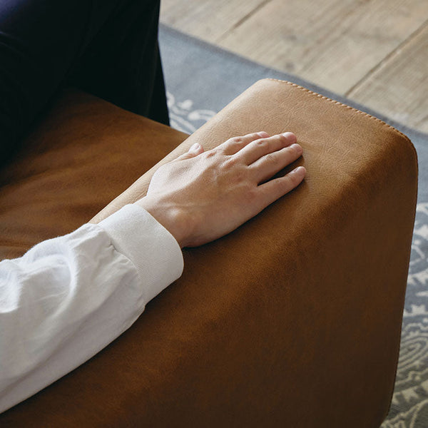 肘幅が広く、腕をゆっくりおけるサイズ感です。 #オーカーブラウン（スーパーレザーテックス）