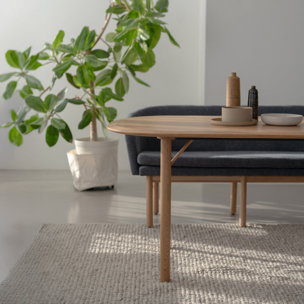 丸みを帯びた優しいデザインが魅力の無垢材ダイニングテーブル。 #Default Title