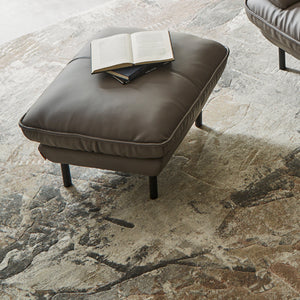 落ち着きのあるレザーの風合いとふっくらとしたクッションが、日常に上質なひとときを演出します。 #SILT24 スレートグレー（シルキーレザーテックス）