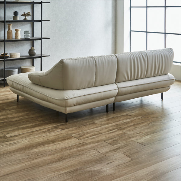 背面や側面のラインまできれいに仕上げているため、お部屋の中央にレイアウトすることも可能です。 #SILT22 フロスホワイト（シルキーレザーテックス） #左カウチ